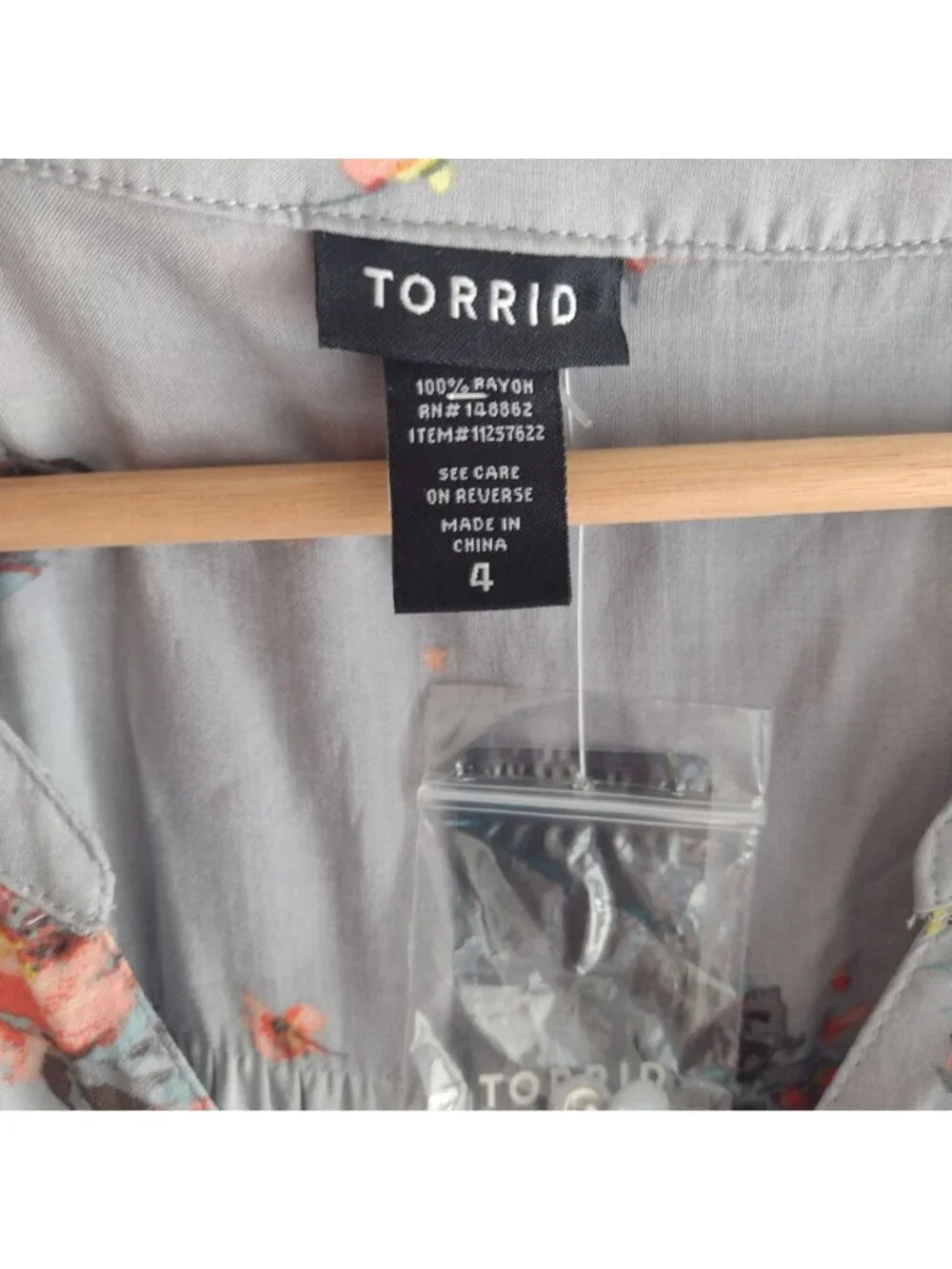 Torrid Gray Floral Blouse Sz 4 NEW Flowy Challis Relaxed Fit 4X - Picture 2 of 9